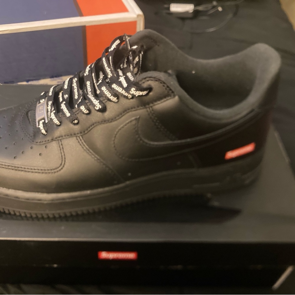 Supreme Black Sneakers Sleek Low-Top Design